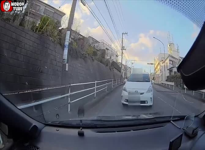 Video :A driver who is asleep destroys his automobile